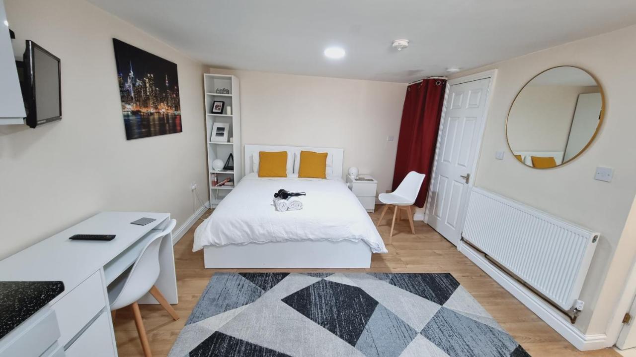 Lovely Studio-Flat With Free Parking, Free Wifi. Leeds  Kültér fotó